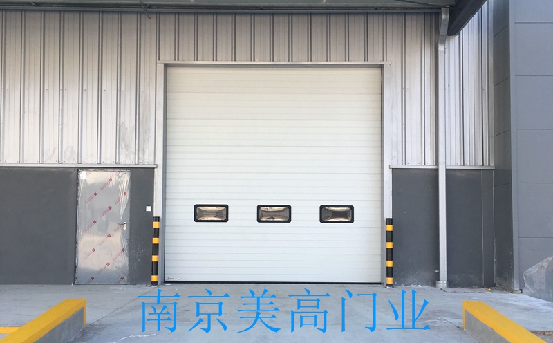和霍曼阔福差不多的国产分节提升门厂家插图