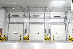 南京恒生制药安装的防蚊虫滑升门：保障药品生产环境的卫生安全缩略图