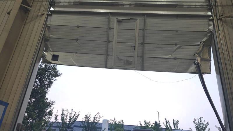 提升门被撞了可以找其他厂家维修吗