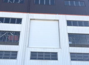 南京栖霞区白云电气吊装口电动提升门项目圆满完工 —— 美高门业定制化工业门解决方案成功落地缩略图