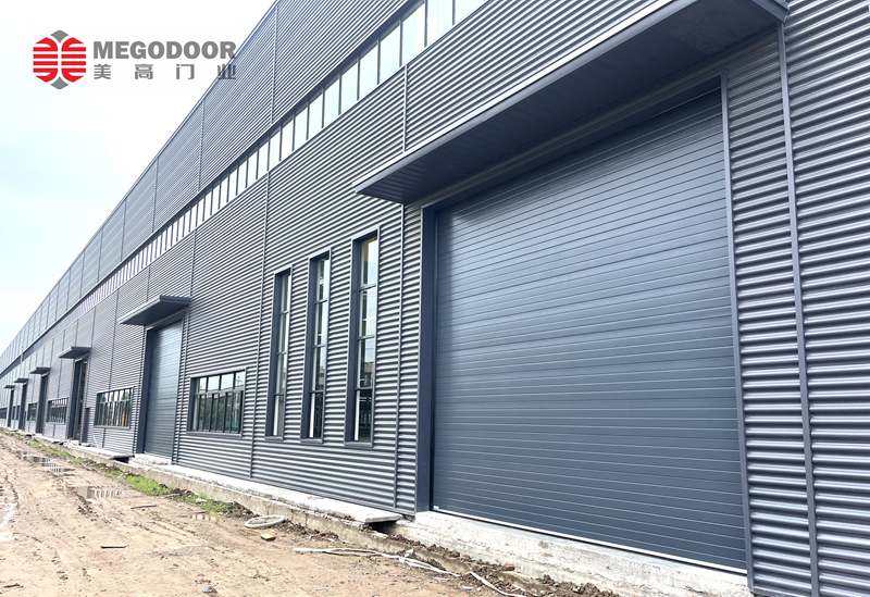 物流仓库电动提升门｜美高门业为仓储出入口提供稳定高效的工业门方案插图1