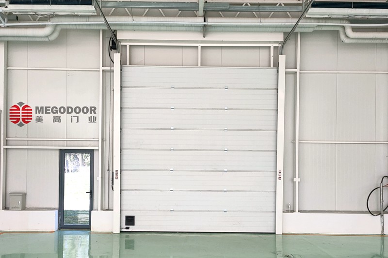 机械制造自动化车间为什么适合使用工业提升门？插图